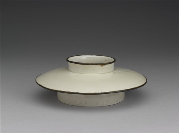 定窯 白瓷劃花回紋盞托