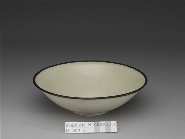 定窯 白瓷劃花蓮塘鴛鴦紋碗