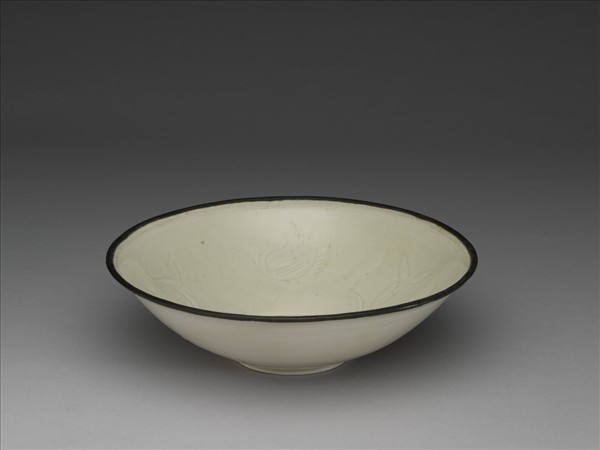定窯 白瓷劃花蓮塘鴛鴦紋碗