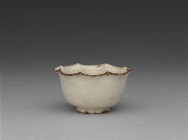 白瓷牡丹花式杯