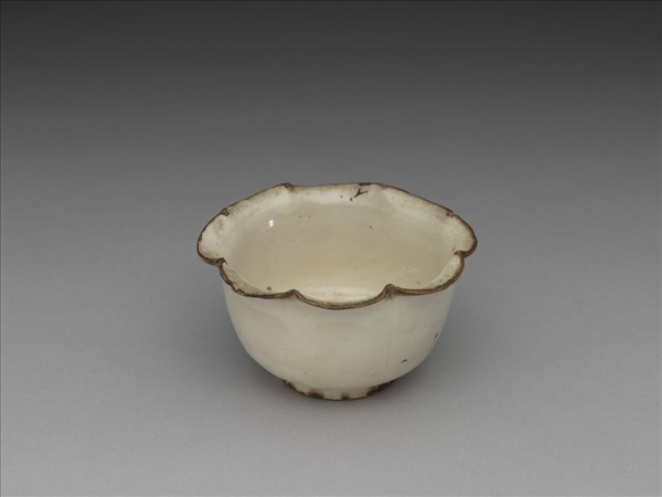 白瓷牡丹花式杯