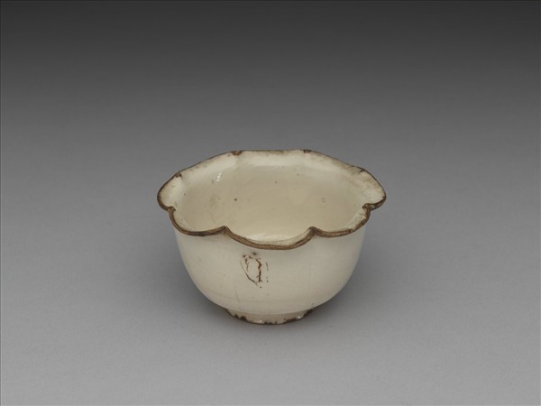 白瓷牡丹花式杯