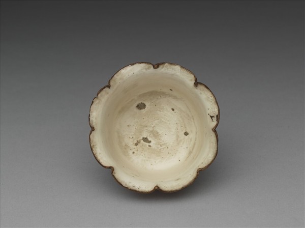 白瓷牡丹花式杯