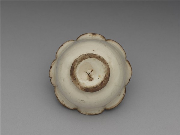 白瓷牡丹花式杯