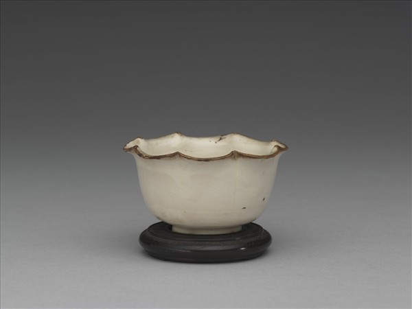 白瓷牡丹花式杯