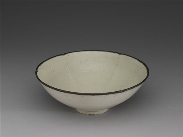 定窯 白瓷劃花蓮荷紋分格花式碗