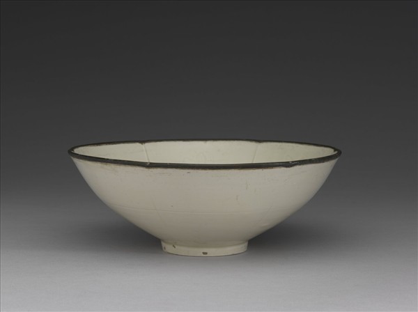 定窯 白瓷劃花蓮荷紋分格花式碗