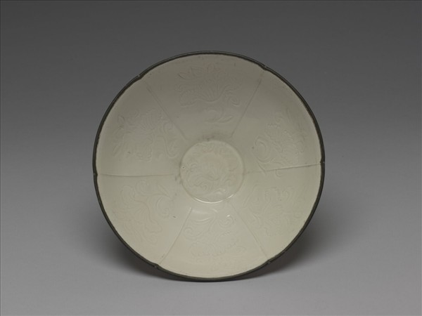 定窯 白瓷劃花蓮荷紋分格花式碗