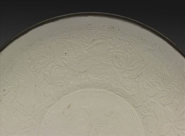 定窯 印花蓮塘鴛鴦雙魚碟