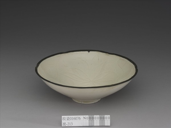 定窯 牙白劃花蓮花葵花式碗