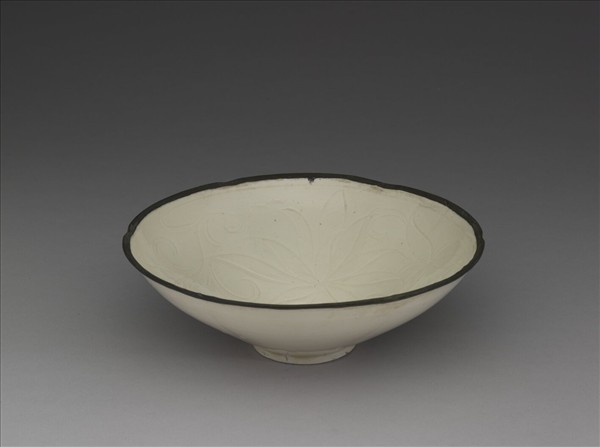 定窯 牙白劃花蓮花葵花式碗