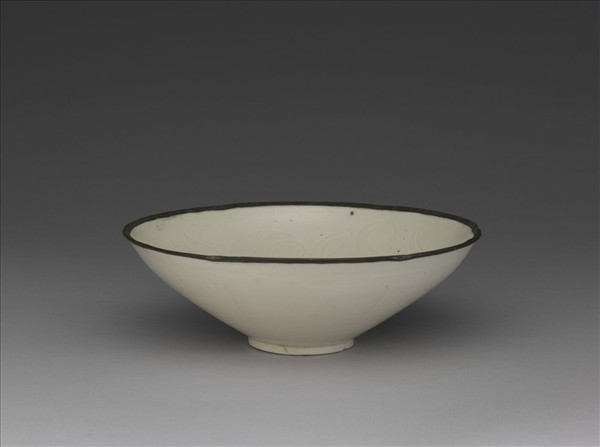 定窯 牙白劃花蓮花葵花式碗