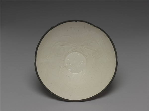 定窯 牙白劃花蓮花葵花式碗