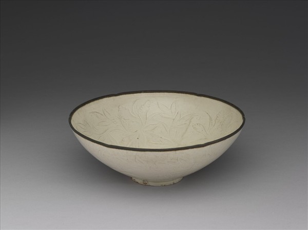 定窯 白瓷劃花牡丹紋葵口碗