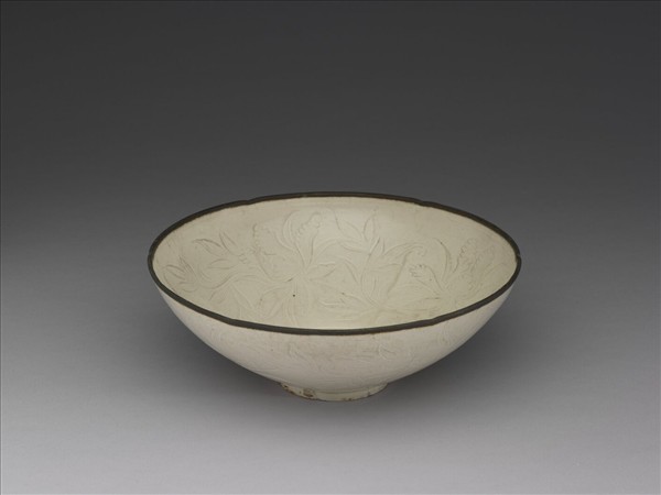 定窯 白瓷劃花牡丹紋葵口碗