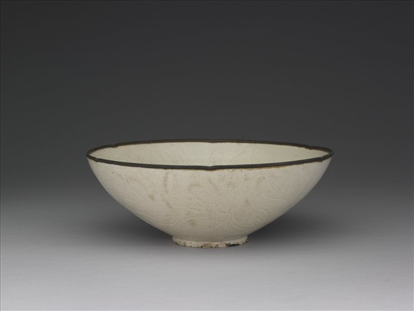 定窯 白瓷劃花牡丹紋葵口碗