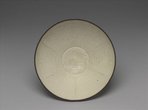 定窯 白瓷劃花牡丹紋葵口碗