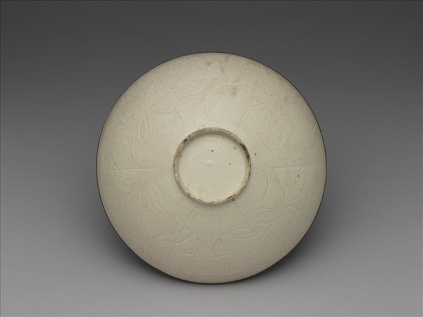 定窯 白瓷劃花牡丹紋葵口碗