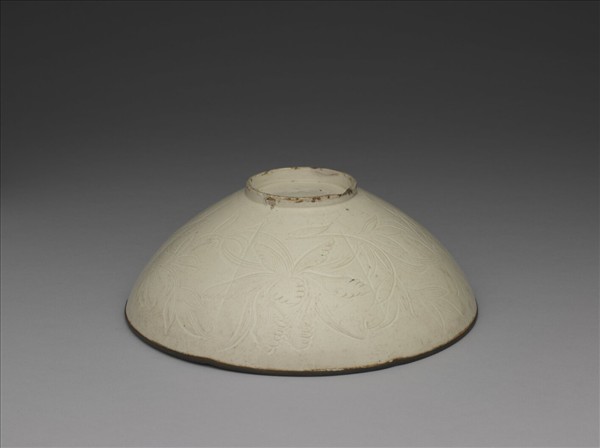 定窯 白瓷劃花牡丹紋葵口碗