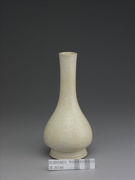 白瓷刻花牡丹紋膽瓶