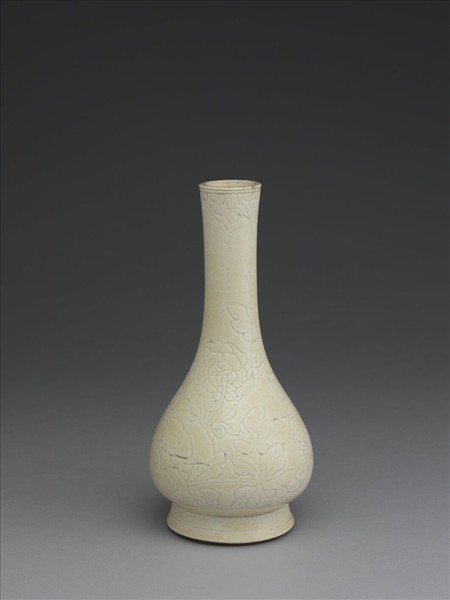 白瓷刻花牡丹紋膽瓶