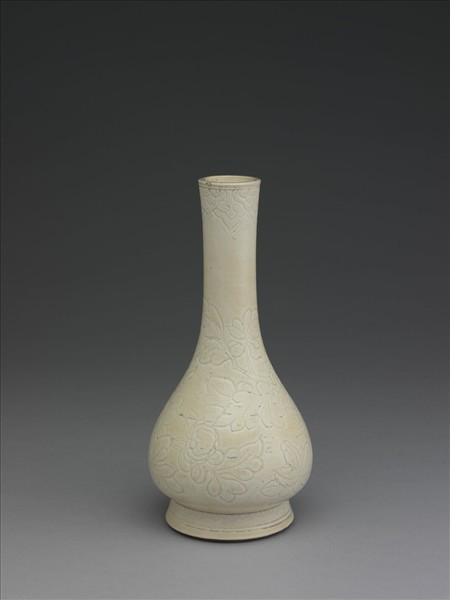 白瓷刻花牡丹紋膽瓶