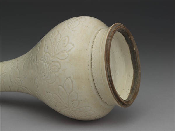 白瓷刻花牡丹紋膽瓶