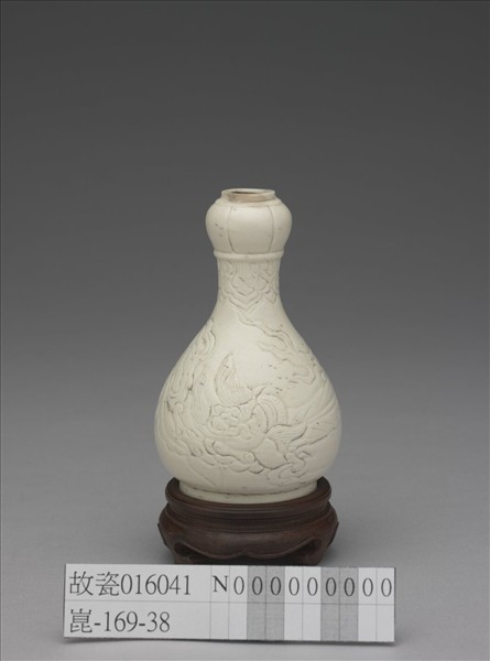 臨川窯 白瓷劃花雲龍紋蒜頭瓶