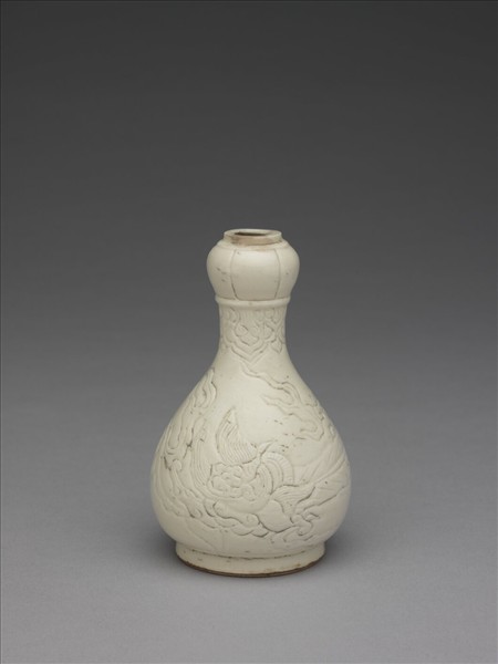 臨川窯 白瓷劃花雲龍紋蒜頭瓶