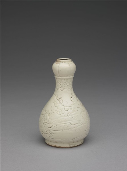 臨川窯 白瓷劃花雲龍紋蒜頭瓶