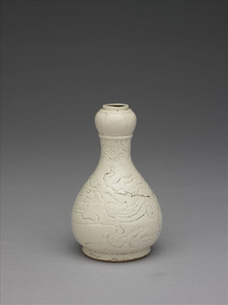 臨川窯 白瓷劃花雲龍紋蒜頭瓶