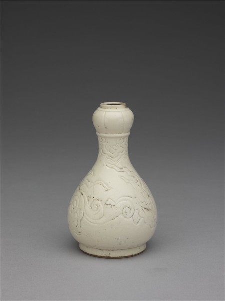 臨川窯 白瓷劃花雲龍紋蒜頭瓶