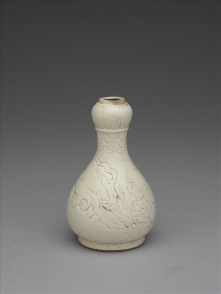 臨川窯 白瓷劃花雲龍紋蒜頭瓶