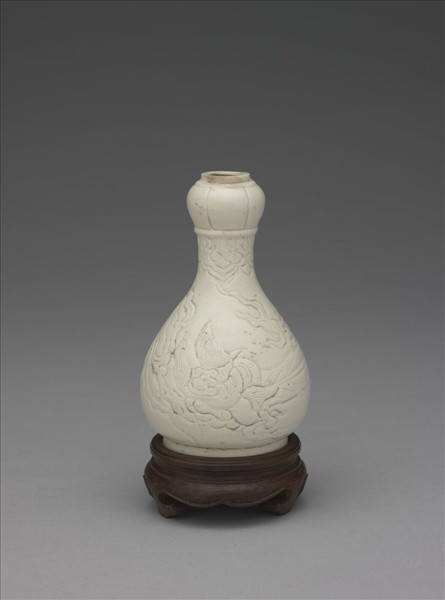 臨川窯 白瓷劃花雲龍紋蒜頭瓶