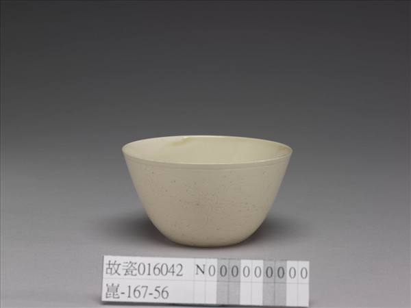 眾賢堂款 牙白劃花番蓮杯