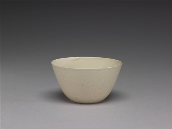 眾賢堂款 牙白劃花番蓮杯