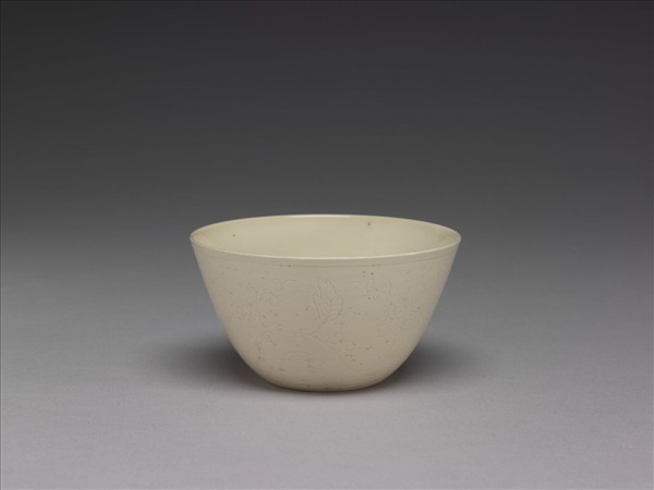 眾賢堂款 牙白劃花番蓮杯