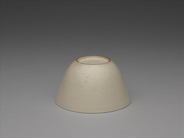 眾賢堂款 牙白劃花番蓮杯