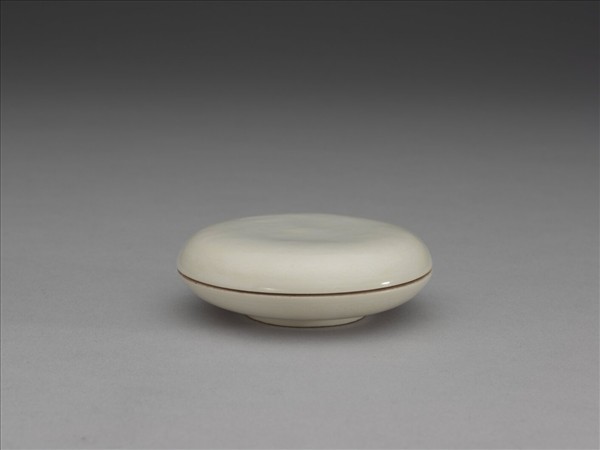 白釉劃花夔鳳印泥盒