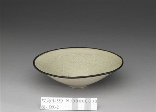 定窯 印花菊紋笠式碗