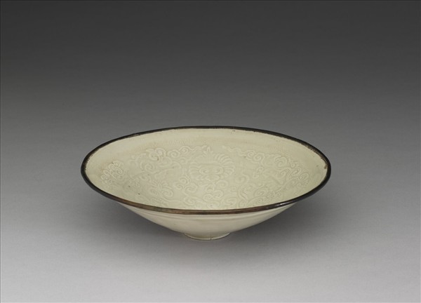 定窯 印花菊紋笠式碗