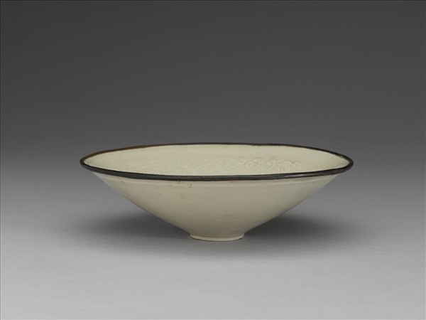 定窯 印花菊紋笠式碗