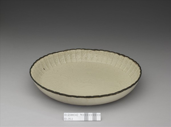 定窯 白瓷印花蓮塘雙魚紋菊瓣式盤