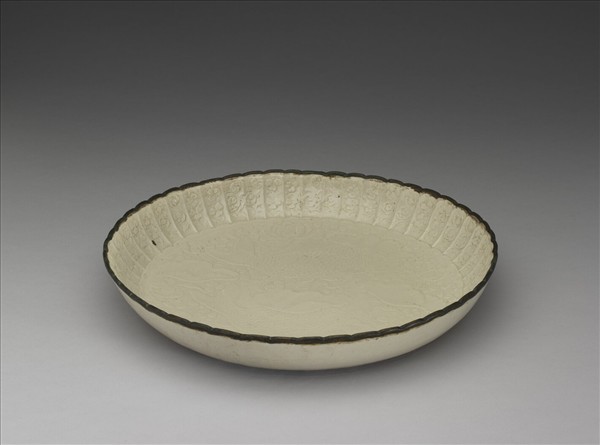 定窯 白瓷印花蓮塘雙魚紋菊瓣式盤