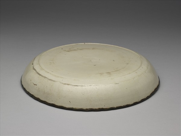 定窯 白瓷印花蓮塘雙魚紋菊瓣式盤