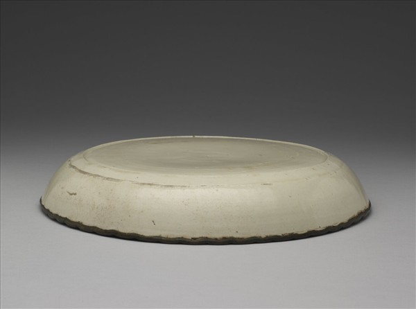 定窯 白瓷印花蓮塘雙魚紋菊瓣式盤