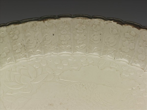 定窯 白瓷印花蓮塘雙魚紋菊瓣式盤