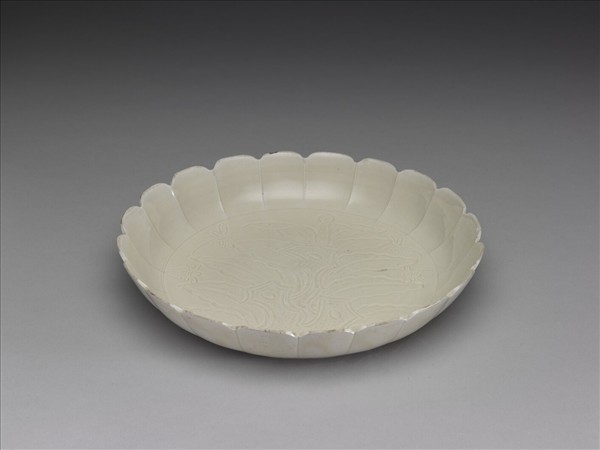 定窯 劃花蕉石草蟲花式盤