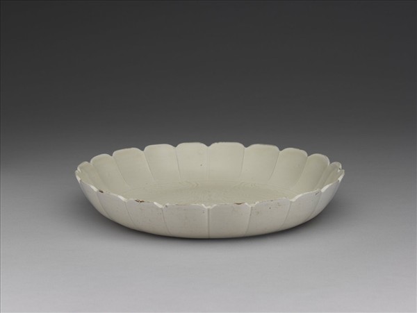 定窯 劃花蕉石草蟲花式盤