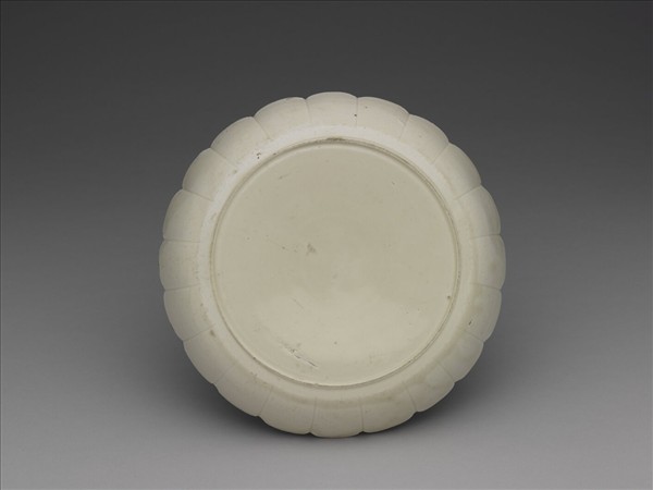 定窯 劃花蕉石草蟲花式盤